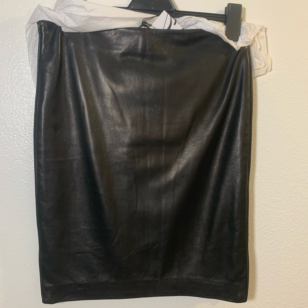 Diane Von Furstenberg black leather size 6. Leather is butter soft. Sides zip